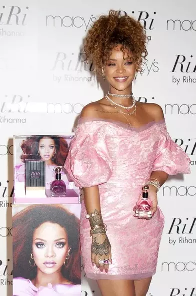 Rihanna, en rose bonbon pour la promotion