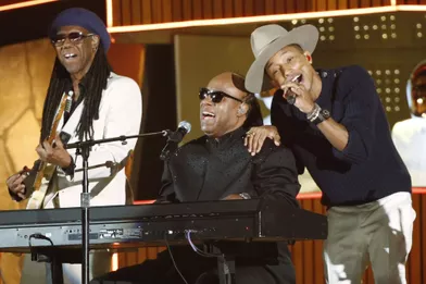 Nile Rogers, Stevie Wonder et Pharrell WIlliams - et derrière eux les Daft Punk- pour une interprétation inédite du tube planétaire «Get Lucky. 