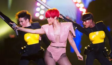 Rihanna lève son bras façon disco sur &quot;Don't Stop the Music&quot; entourée par ses danseuses déguisées en robots.