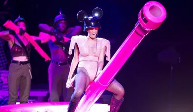 Rihanna a enfourché le canon d'un char militaire fushia pour chanter &quot;Hard&quot; sur la scène new-yorkaise du Madison Square Garden.