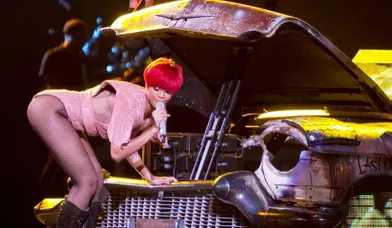 Experte en carrosserie rutilante, Rihanna se penche sur le moteur d'une épave cabossée en chantant &quot;Shut Up and Drive&quot;.