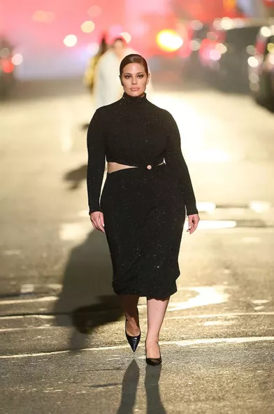 Ashley Grahamdéfile pour Michael Kors dans les rues de New York le 8 avril 2021