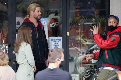 Natalie Portman et Chris Hemsworth (avec le réalisateur Taika Waititi) sur le tournage du film «Thor : Love &amp; Thunder» à Los Angeles le 1er novembre 2021