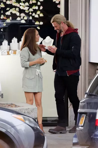 Natalie Portman et Chris Hemsworth sur le tournage du film «Thor : Love &amp; Thunder» à Los Angeles le 1er novembre 2021