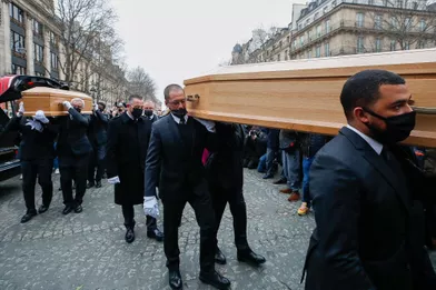 Arrivée des cercueils lors des obsèquesdes frères Bogdanov à l'église de la Madeleine à Paris le 10 janvier 2022