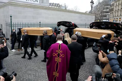 Arrivée des cercueils lors des obsèquesdes frères Bogdanov à l'église de la Madeleine à Paris le 10 janvier 2022
