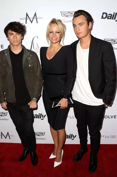 Pamela Anderson (avec ses enfants Dylan et Brandon) auxFashion Los Angeles Awards en mars 2016