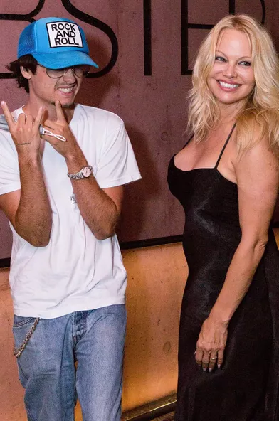 Pamela Anderson avec son fils Dylan Jaggerà Los Angeles le 4 novembre 2021