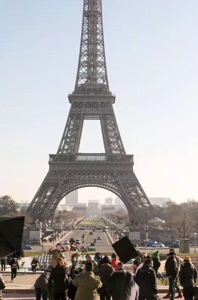 Paris Jackson en séance photo à Paris face à la Tour Eiffel