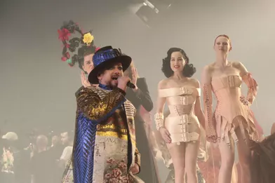 Boy Georgechante sur le podium du dernier défiléhaute couture de Jean Paul Gaultier auThéâtre du Châtelet mercredi 23 janvier 2020 devantDita von Teese et d'autres célèbres mannequins.
