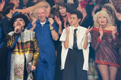 Boy Georgechante sur le podium du dernier défiléhaute couture de Jean Paul Gaultier auThéâtre du Châtelet mercredi 23 janvier 2020.