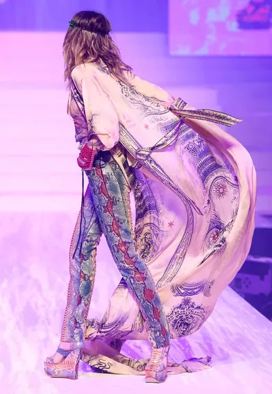 Paris Jacksonsur le podium du dernier défiléhaute couture de Jean Paul Gaultier auThéâtre du Châtelet mercredi 23 janvier 2020.