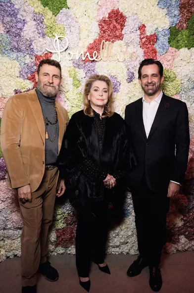 Vincenzo Castaldo, Catherine Deneuve et Stéphane Gerschel lors d'un événement pour la maison Pomellato à lagalerie Colbert à Paris le 1er décembre 2021