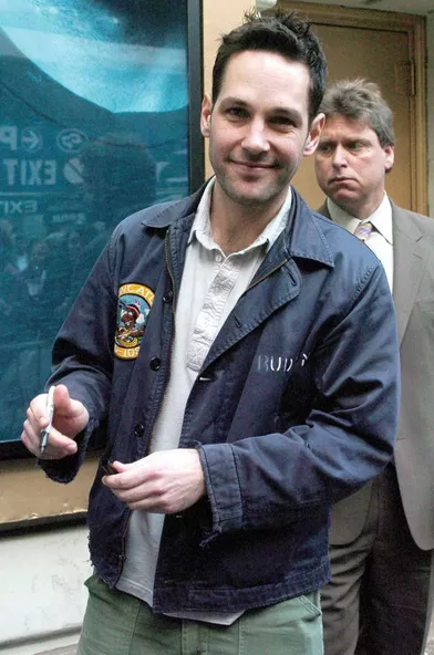 Paul Rudd sortant du théâtre le 15 avril 2006 à New York.