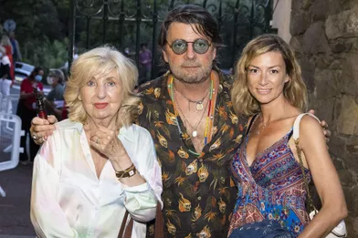 Philippe Lellouche avec sa compagne Vanessa Boisjean et sa mèreau Festival de Ramatuelle le 31 juillet 2021