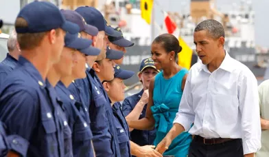 Après son discours, Barack Obama et la première dame ont salué les garde-côtes de la région.