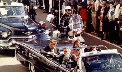 JFK est assassiné alors que le couple présidentiel traverse Dallas en décapotable.