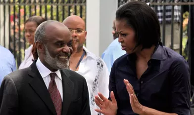 Michelle Obama a été accueillie par le président haïtien Rene Preval, avec qui elle a fait un tour de la capitale, constatant les dégâts comme ici le palais présidentiel détruit. 