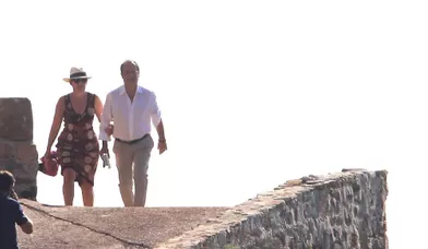 François Hollande et Valérie Trierweiler ont rejoint la semaine dernière le fort de Brégançon, dans le Var. Le président de la République a été photographié alors qu'il se rendait à la plage ou encore dans les rues du village voisin de Bormes-les-Mimosas, lors de sorties peu discrètes.