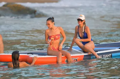 Bella Hadid et Laeticia Hallyday sur une plage de Saint-Barthélemy le 7 décembre 2019