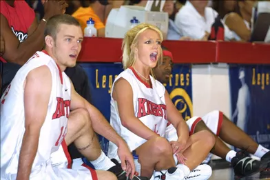Britney Spears et Justin Timberlake à Las Vegas lors d'un match de basketball caritatif en juillet 2001
