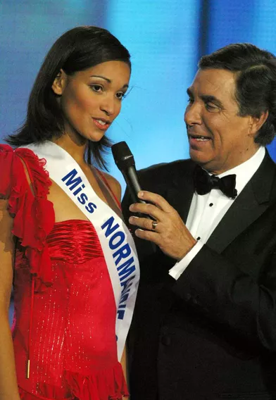 Cindy Fabre et Jean-Pierre Foucault(Miss Normandie) lors de l'élection de Miss France 2005 à Tours le 11 décembre 2004