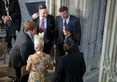 Elton John, David Furnish, le couple Beckham, James Blunt et son épouse discutent dans la chapelle Saint-Georges au mariage de Meghan et Harry, le 19 mai 2018.