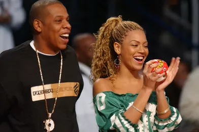 Jay-Z et Beyoncé lors d'un match de basketball à Atlanta en février 2003