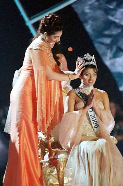 Priyanka Chopra, Miss Monde 2000, lors de son couronnement au Dôme du Millénaire de Londres le 30 novembre 2000