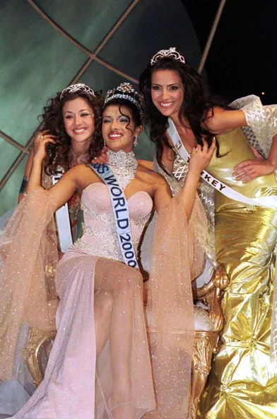 Priyanka Chopra, Miss Monde 2000, entre ses dauphines Miss Italie Giorgia Palmas et Miss TurquieYüksel Ak,le 30 novembre 2000 à Londres