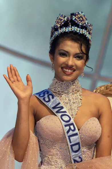 Priyanka Chopra, Miss Monde 2000, lors de son couronnement auDôme du Millénaire de Londres le 30 novembre 2000