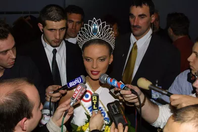 Sylvie Tellier, alias Miss France 2002, répond aux questions des journalistes après son élection à Mulhousele 8 décembre 2001