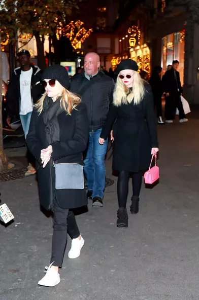 Reese Witherspoon fait du shopping à Paris avec sa fille Ava Phillippe
