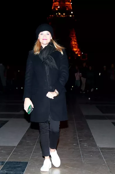 Reese Witherspoon devant la tour Eiffel
