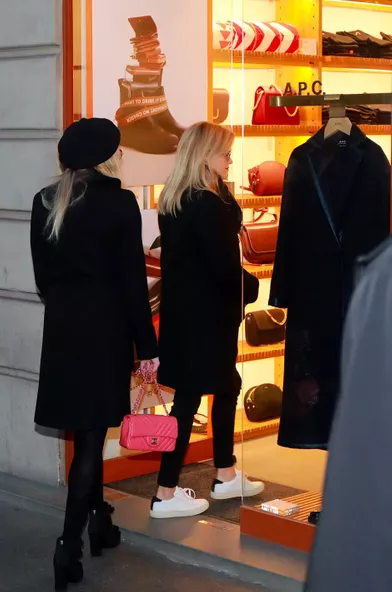 Reese Witherspoon fait du shopping à Paris avec sa fille Ava Phillippe