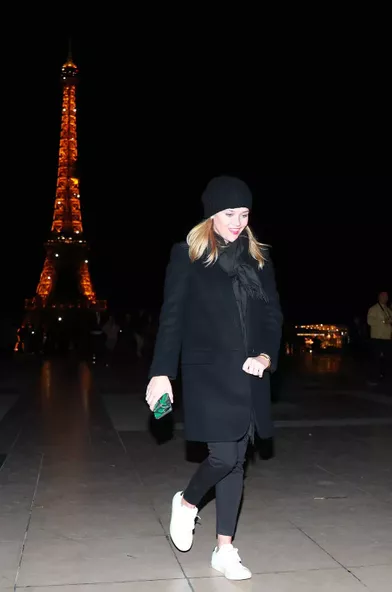Reese Witherspoon devant la tour Eiffel