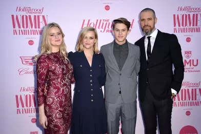 Reese Witherspoon, son mari Jim Toth et ses enfants Ava et Deaconau gala «Hollywood Reporter's Women in Entertainment» à Los Angeles le 10 décembre 2019
