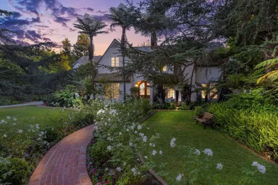 Reese Witherspoon a dépensé 11,9 millions de dollars pour s'offrir cette maison située dans le quartier de Brentwood, à Los Angeles