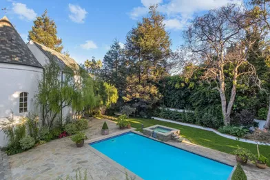 Reese Witherspoon a dépensé 11,9 millions de dollars pour s'offrir cette maison située dans le quartier de Brentwood, à Los Angeles