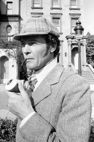 Roger Moore en Sherlock Holmes 1976