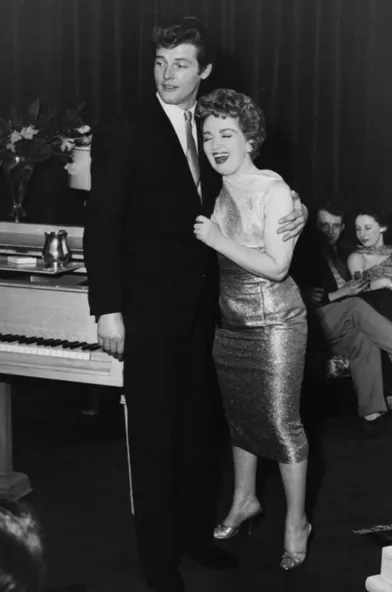 Roger Moore et Marion Ryan en 1958