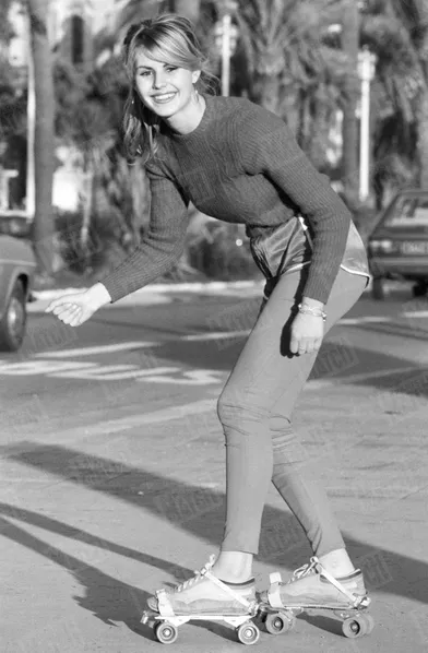 Sabrina Belleval, Miss France 1982, pose pour Match quelques jours après sa victoire, à rollers sur la promenade des Anglais de Nice, sa ville natale.