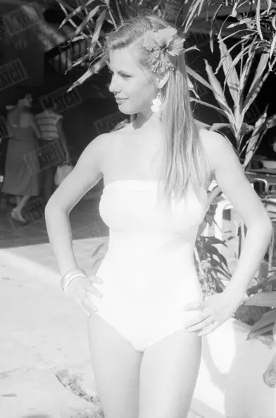 Sabrina Belleval, Miss France 1982, pose pour Match lors d'un voyage à la Guadeloupe en février 1982.