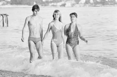 Sabrina Belleval, Miss France 1982, pose pour Match quelques jours après sa victoire à Nice, sa ville natale. Ici à la plage, la jeune femme est entourée de son frère Olivier et de sa soeur Isabelle.