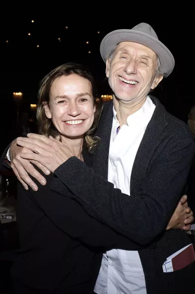 Sandrine Bonnaire et Erik Truffaz lors du concert de Nicoletta au Lido de Paris le 4 novembre 2021.