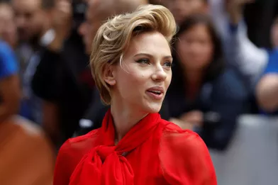 Scarlett Johansson mise sur le rouge pour son grand retour