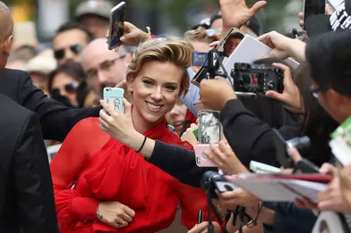 Scarlett Johansson mise sur le rouge pour son grand retour
