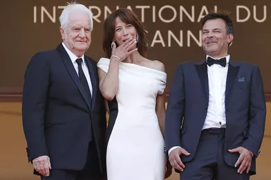 André Dussollier, Sophie Marceau et François Ozonsur le tapis rouge du 74e Festival de Cannes pour la montée des marches du film «Tout s'est bien passé» le 7 juillet 2021