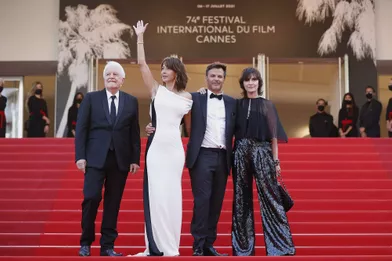 André Dussollier, Sophie Marceau, François Ozon et Géraldine Pailhassur le tapis rouge du 74e Festival de Cannes pour la montée des marches du film «Tout s'est bien passé» le 7 juillet 2021