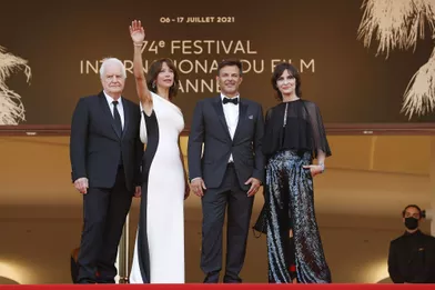 André Dussollier, Sophie Marceau, François Ozon et Géraldine Pailhassur le tapis rouge du 74e Festival de Cannes pour la montée des marches du film «Tout s'est bien passé» le 7 juillet 2021